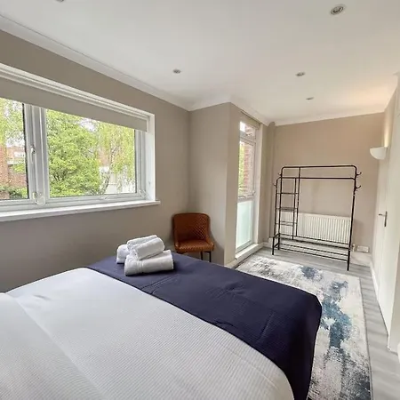 Large 6 Bedroom Retreat In Holland Park Holiday home London