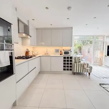 Holiday home Large 6 Bedroom Retreat In Holland Park London