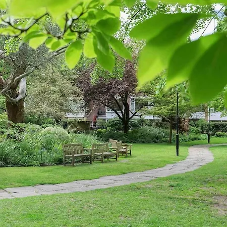 Large 6 Bedroom Retreat In Holland Park *
