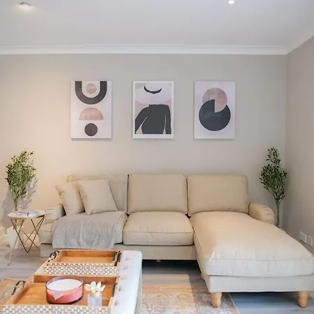 Large 6 Bedroom Retreat In Holland Park London