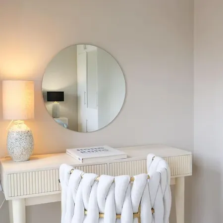 Large 6 Bedroom Retreat In Holland Park