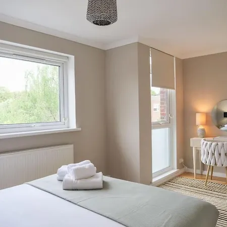 Large 6 Bedroom Retreat In Holland Park Holiday home