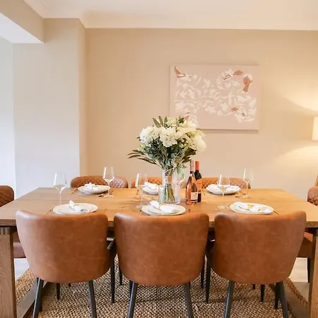Large 6 Bedroom Retreat In Holland Park *