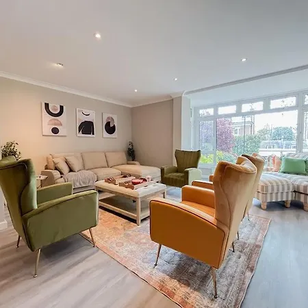 Large 6 Bedroom Retreat In Holland Park London