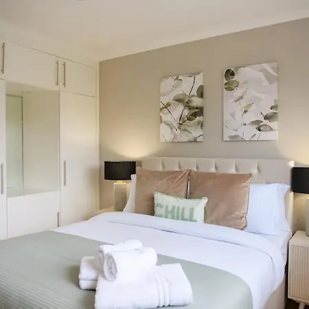 Large 6 Bedroom Retreat In Holland Park
