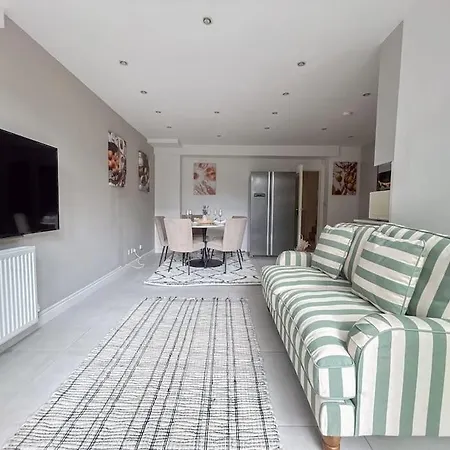 Large 6 Bedroom Retreat In Holland Park Holiday home London