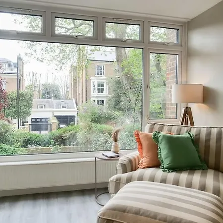 Large 6 Bedroom Retreat In Holland Park