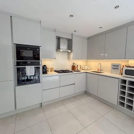 Large 6 Bedroom Retreat In Holland Park Holiday home