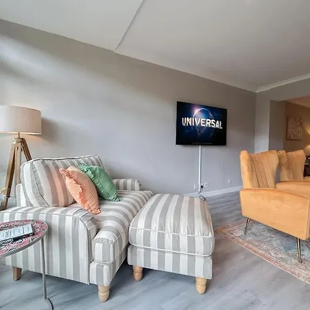 Large 6 Bedroom Retreat In Holland Park Holiday home *