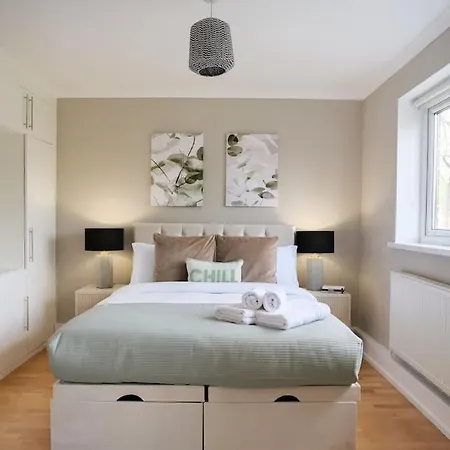 Large 6 Bedroom Retreat In Holland Park London