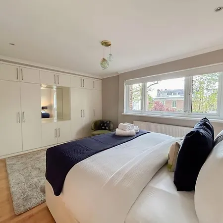 Large 6 Bedroom Retreat In Holland Park * London