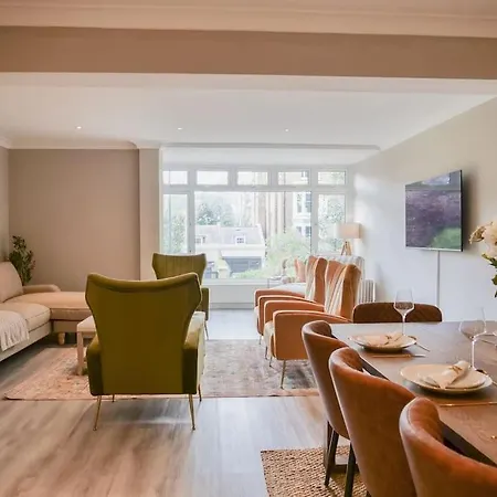 Large 6 Bedroom Retreat In Holland Park Holiday home