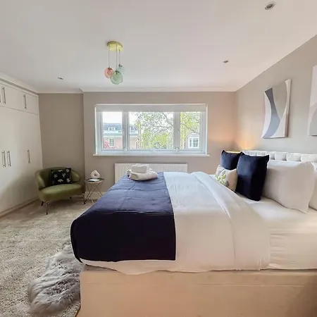 Large 6 Bedroom Retreat In Holland Park *