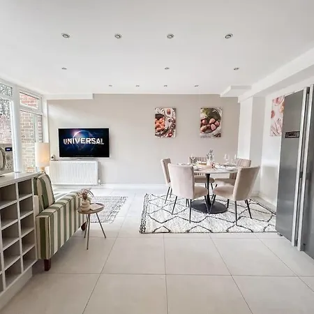 Large 6 Bedroom Retreat In Holland Park Holiday home *