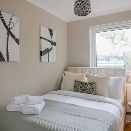 Large 6 Bedroom Retreat In Holland Park Holiday home