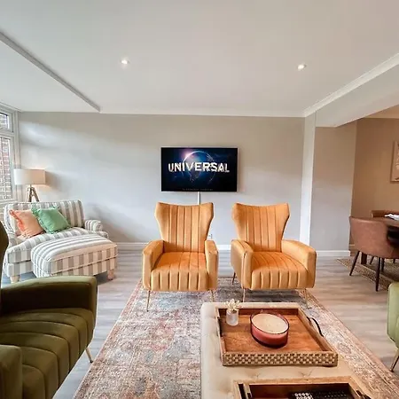 Large 6 Bedroom Retreat In Holland Park *