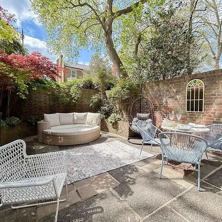 Large 6 Bedroom Retreat In Holland Park