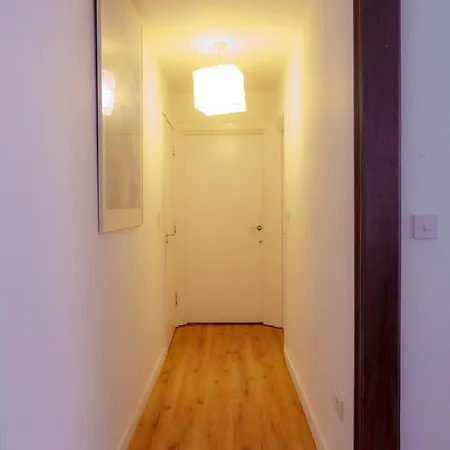 Spacious 2bd 2baths In * London