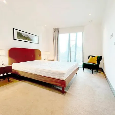 Central 1-bed Flat With River Thames Views And Winter Garden Londra