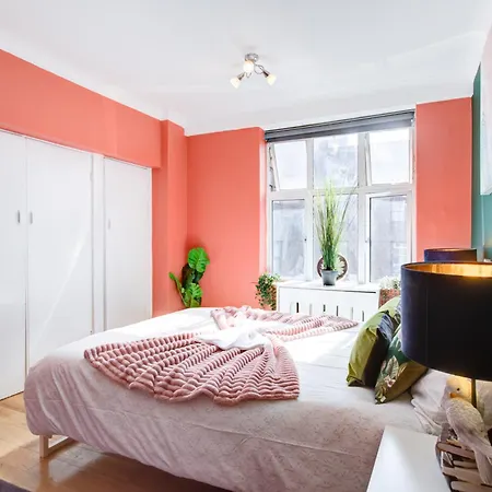 2 Bedroom And Living Flat In Central