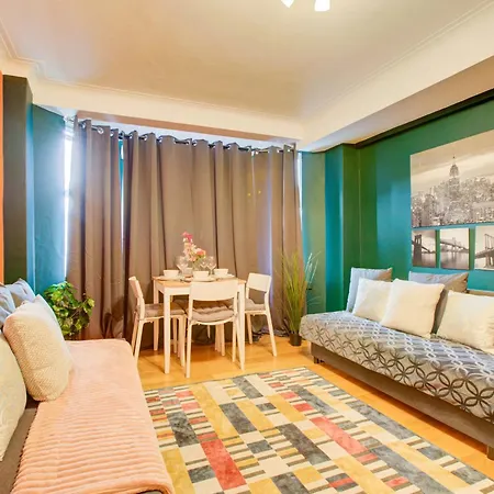 2 Bedroom And Living Flat In Central