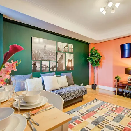 2 Bedroom And Living Flat In Central Apartment