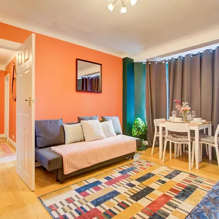 2 Bedroom And Living Flat In Central London