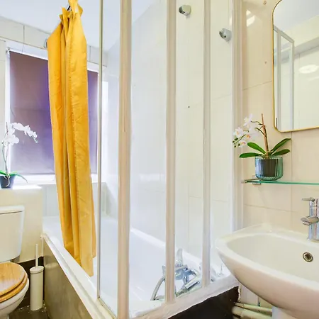 2 Bedroom And Living Flat In Central Apartment *