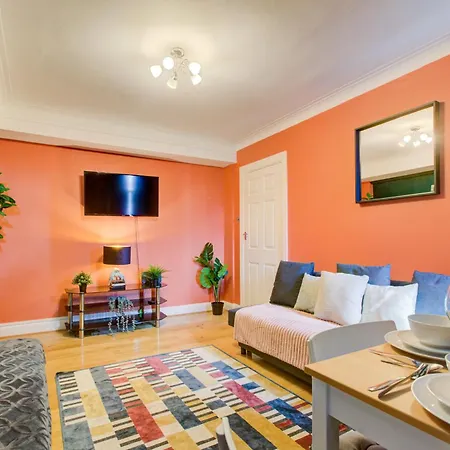 2 Bedroom And Living Flat In Central Apartment London