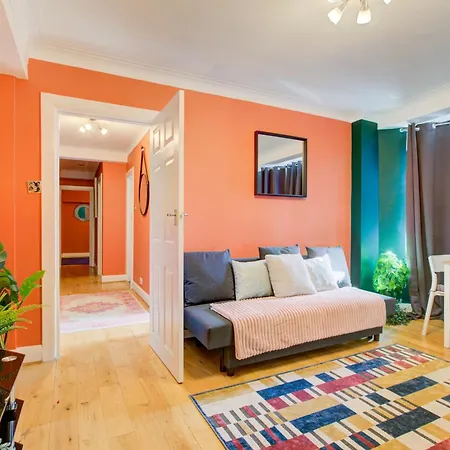 2 Bedroom And Living Flat In Central London