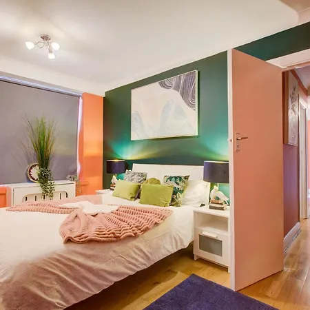 2 Bedroom And Living Flat In Central * London