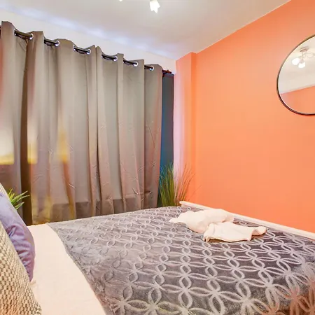 2 Bedroom And Living Flat In Central Apartment