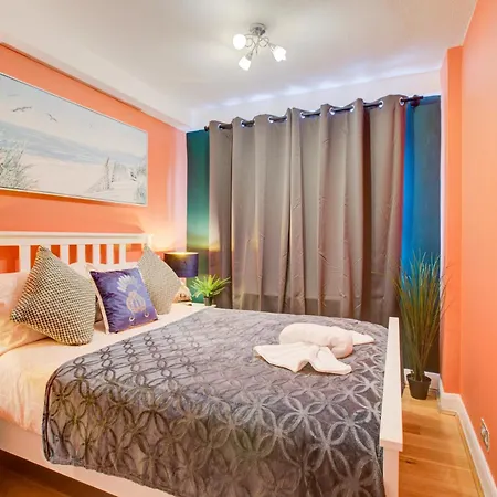 2 Bedroom And Living Flat In Central Apartment London