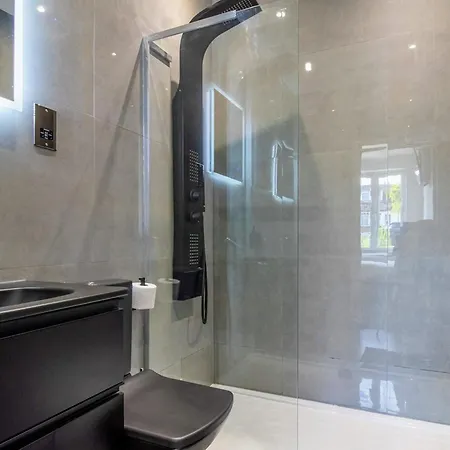Host & - 19 Hillside Northwood (Greater London)
