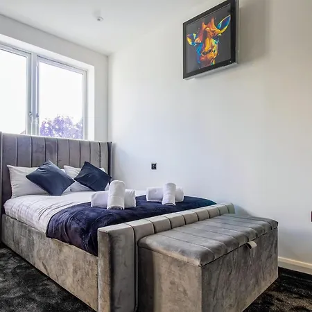 Host & - 19 Hillside * Northwood (Greater London)