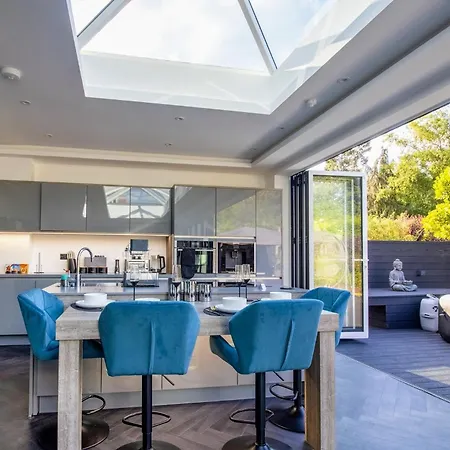 Host & - 19 Hillside Northwood (Greater London)