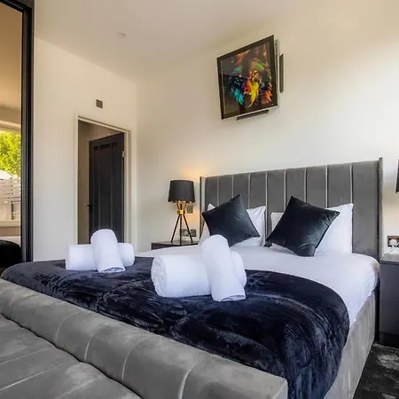 Host & - 19 Hillside Apartment *