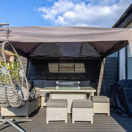 Host & - 19 Hillside Northwood (Greater London)