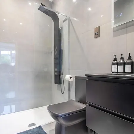 Host & - 19 Hillside * Northwood (Greater London)