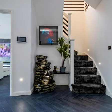 Host & - 19 Hillside Apartment