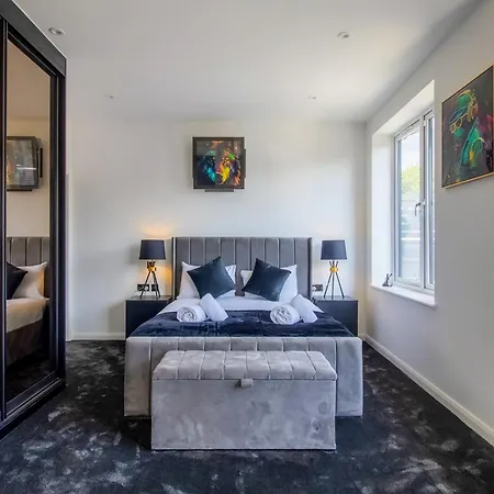 Host & - 19 Hillside * Northwood (Greater London)