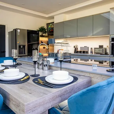 Host & - 19 Hillside * Northwood (Greater London)