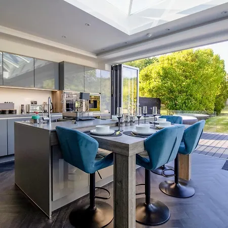 Host & - 19 Hillside Northwood (Greater London)