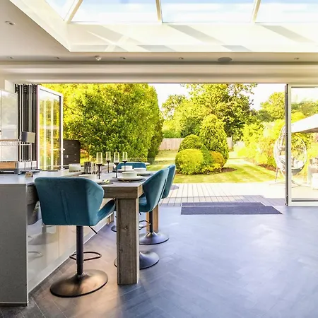 Host & - 19 Hillside * Northwood (Greater London)