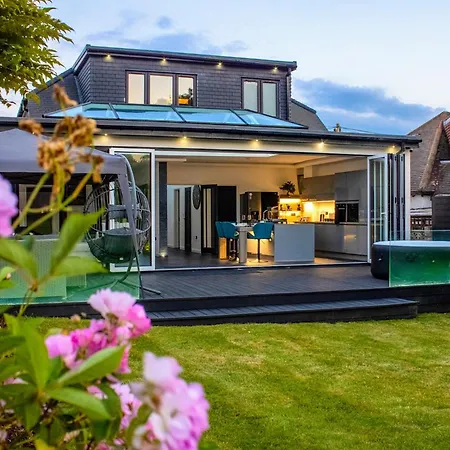Host & - 19 Hillside * Northwood (Greater London)