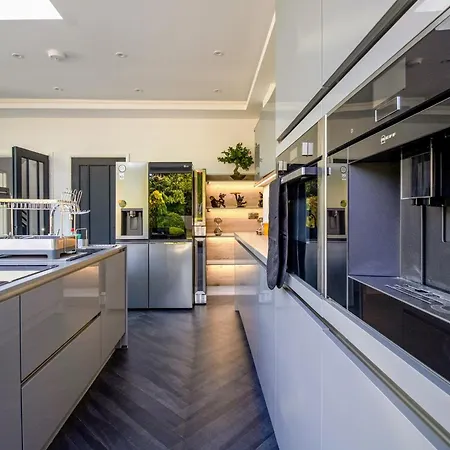 Host & - 19 Hillside Apartment *