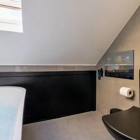 Host & - 19 Hillside Apartment *