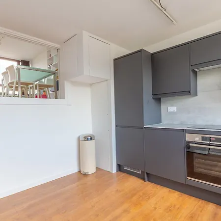 Unique Spacious Central 3 Bedroom With Rooftop Terrace