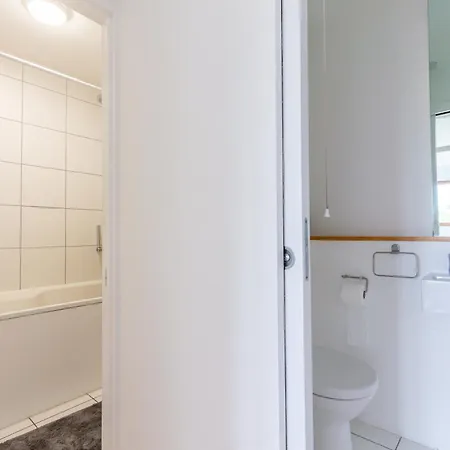 Unique Spacious Central 3 Bedroom With Rooftop Terrace *