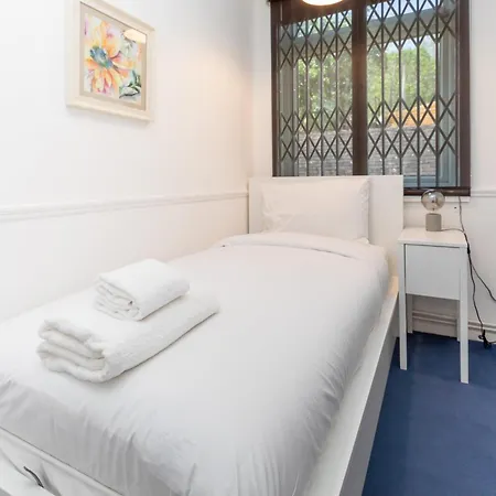Spacious & Welcoming 4bd House - Kennington *